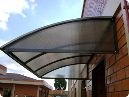 Cobertura em policarbonato tipo alveolar .